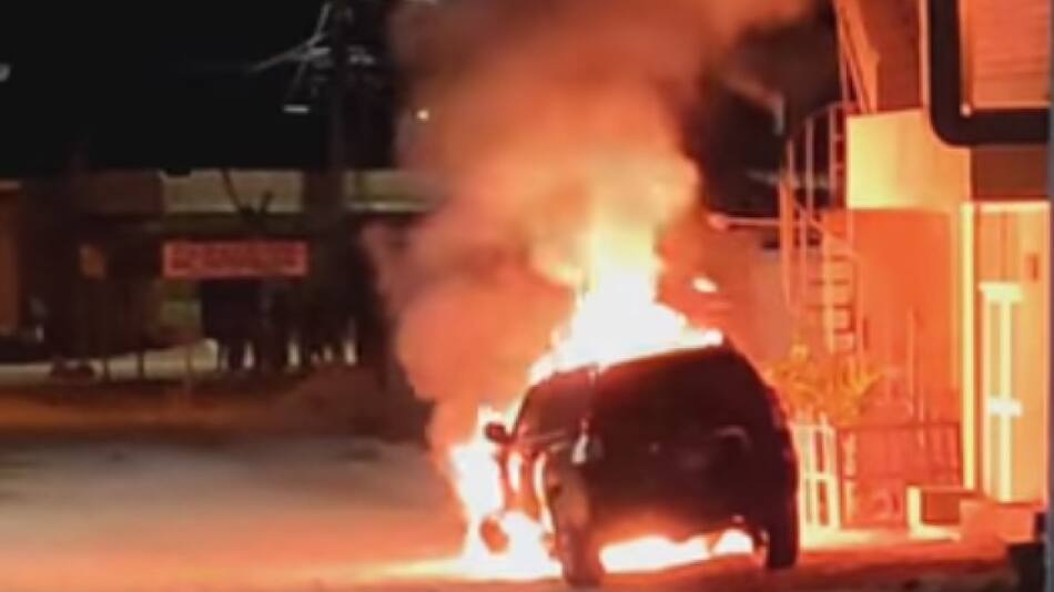 Así quedó el auto del periodista. Foto: caretas.pe