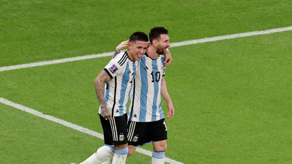 Enzo Fernández y Lionel Messi vs. México; Qatar 2022. Foto: Reuters.