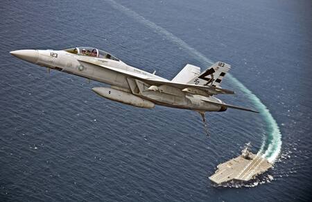 Un Super Hornet despega del USS Gerald R. Ford; ayuda enviada de EEUU a Israel. Foto: Reuters.