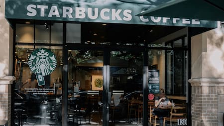 Starbucks eliminó una política clave. Foto Reuters.