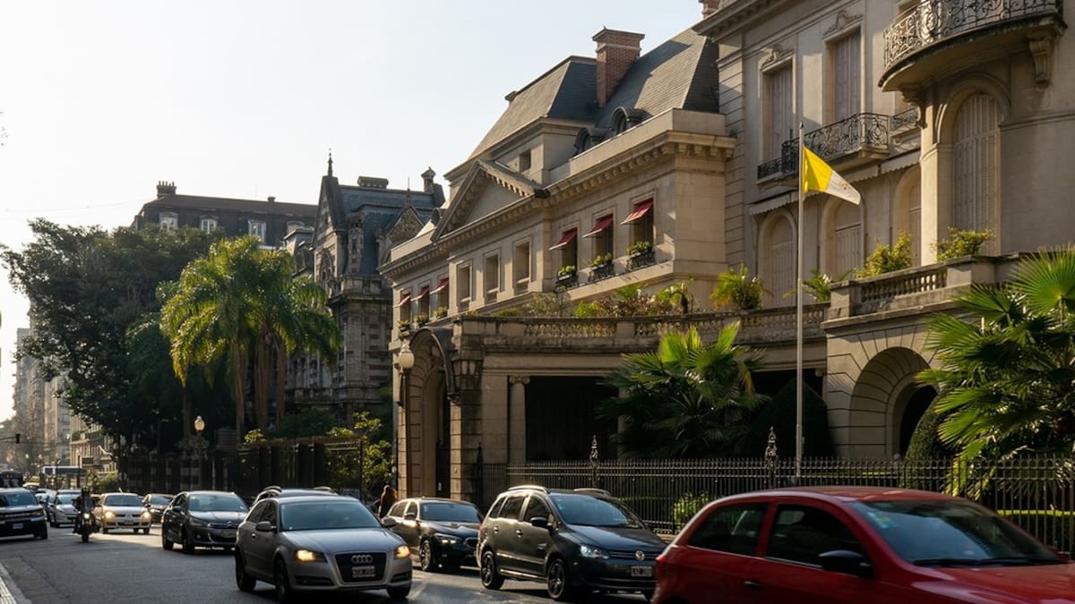 Ubicado en frente a la Nunciatura Apostólica y al Palacio Duhau