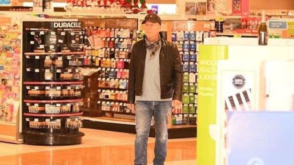 Bruce Willis protagoniza un vergonzoso incidente por no usar barbijo