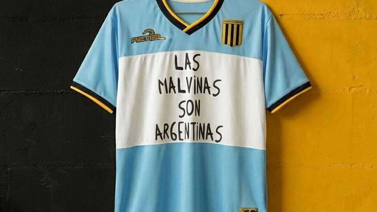 La camiseta de Almirante Brown con el diseño de la bandera de la Selección Argentina en honor a las Islas Malvinas.