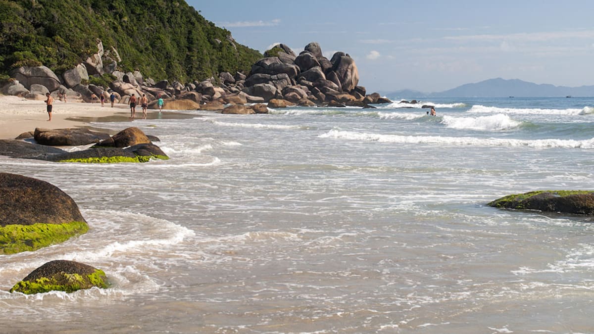 Praia das Palmas, en Governador Celso Ramos, Brasil. Foto: lugardeviajes.com.