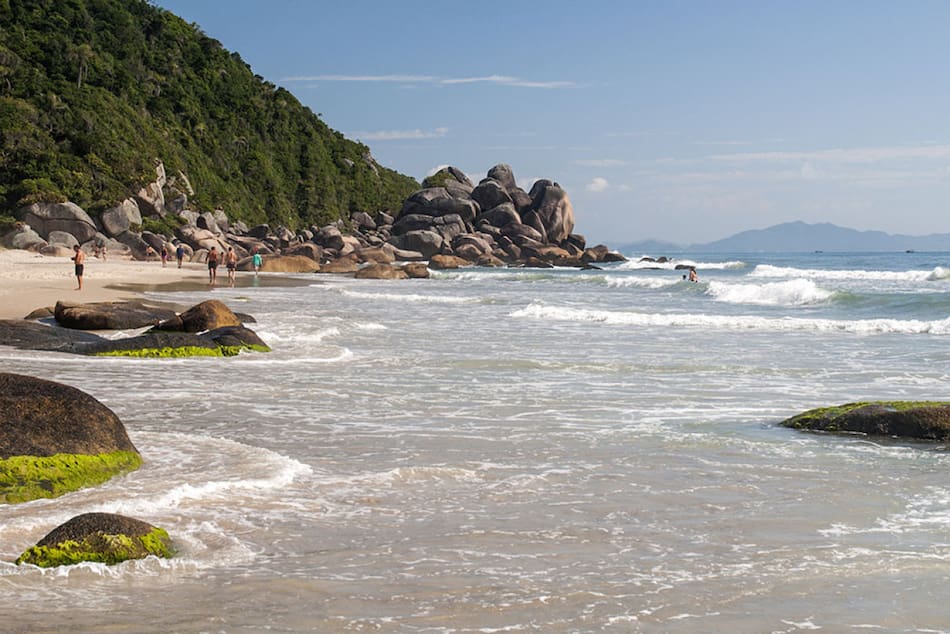 Praia das Palmas, en Governador Celso Ramos, Brasil. Foto: lugardeviajes.com.