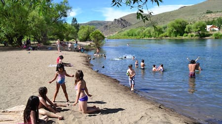 El pueblito de la Fiesta del Asado con Cuero que renovó su propuesta para el finde largo de Carnaval: rafting, trekking y pesca