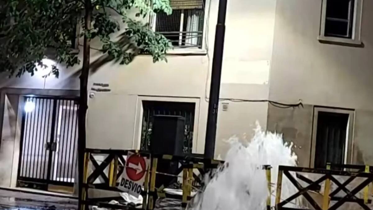 Rotura de caño de agua en Recoleta.