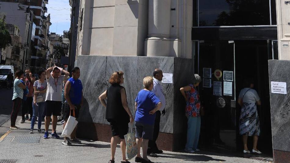 Bancos, cola de gente, NA
