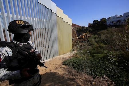 Donald Trump ordenó retomar la construcción del muro fronterizo en Tijuana. Foto: Reuters/Jorge Duenes