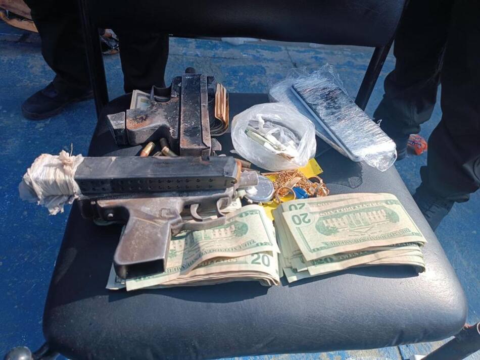 Parte de lo encontrado en las cárceles de Ecuador. Foto: EFE.