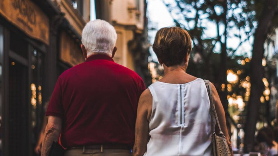 La esperanza de vida cayó en 0,6 años respecto a 2019, el año previo a la pandemia. Foto: Unsplash.