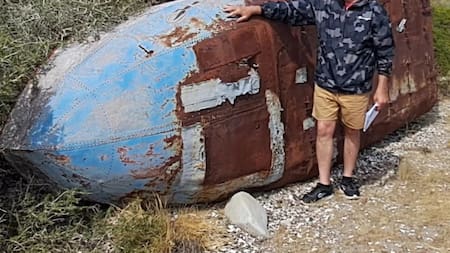 El especialista Abel Basti con la embarcación hallada en la costa argentina. Foto: X @AbelBasti