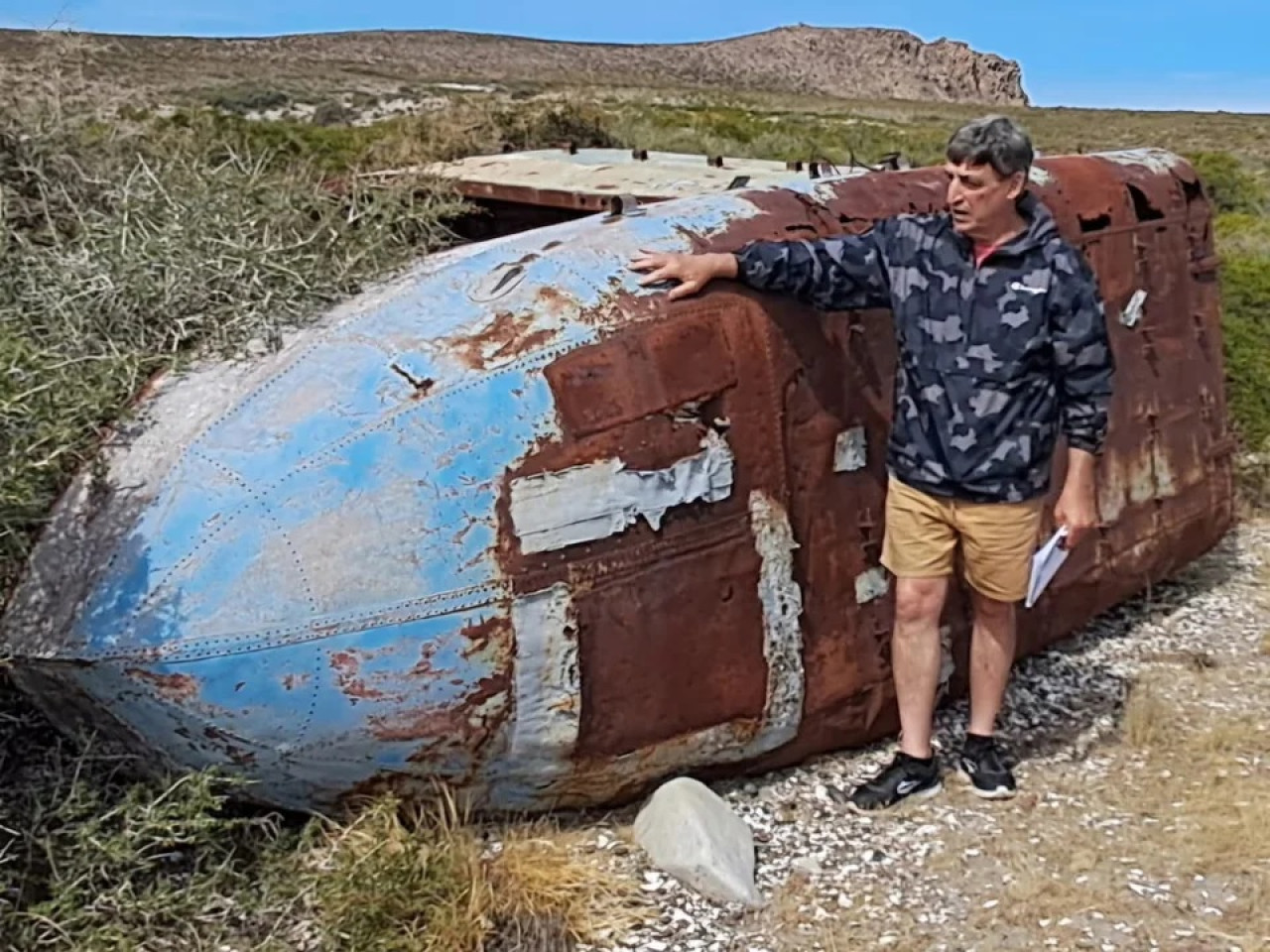 El especialista Abel Basti con la embarcación hallada en la costa argentina. Foto: X @AbelBasti