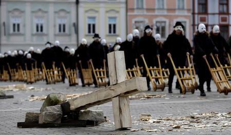 Celebración de Pascuas con máscaras en República Checa (Reuters)
