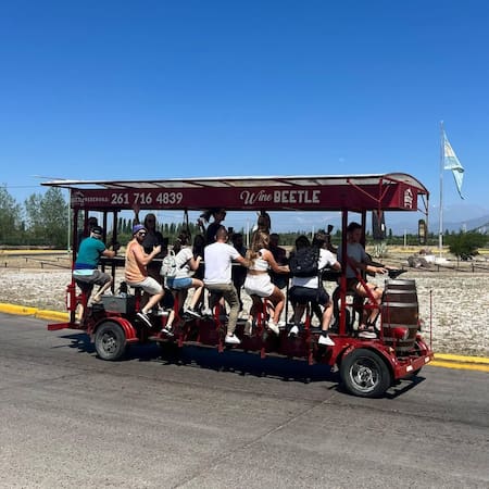 Tomar vino y andar en bici es posible. Foto: Instagram @winebeetle