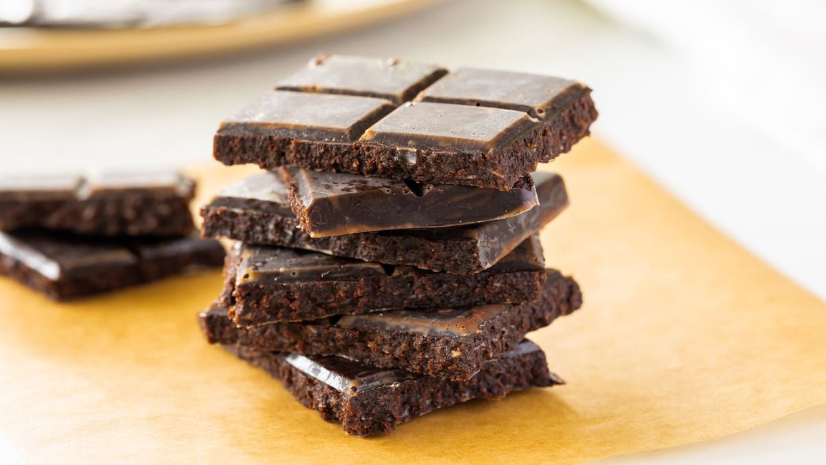 El chocolate crudo se elabora con granos de cacao que no son sometidos a altas temperaturas, lo que permite conservar más compuestos naturales.
