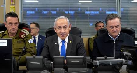 Benjamín Netanayhu junto a Herzi Halevi e Israel Katz. Foto: captura de video