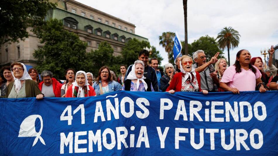 Protestas anti G20, Madres de Plaza de Mayo y organizaciones sociales frente al Congreso, Reuters
