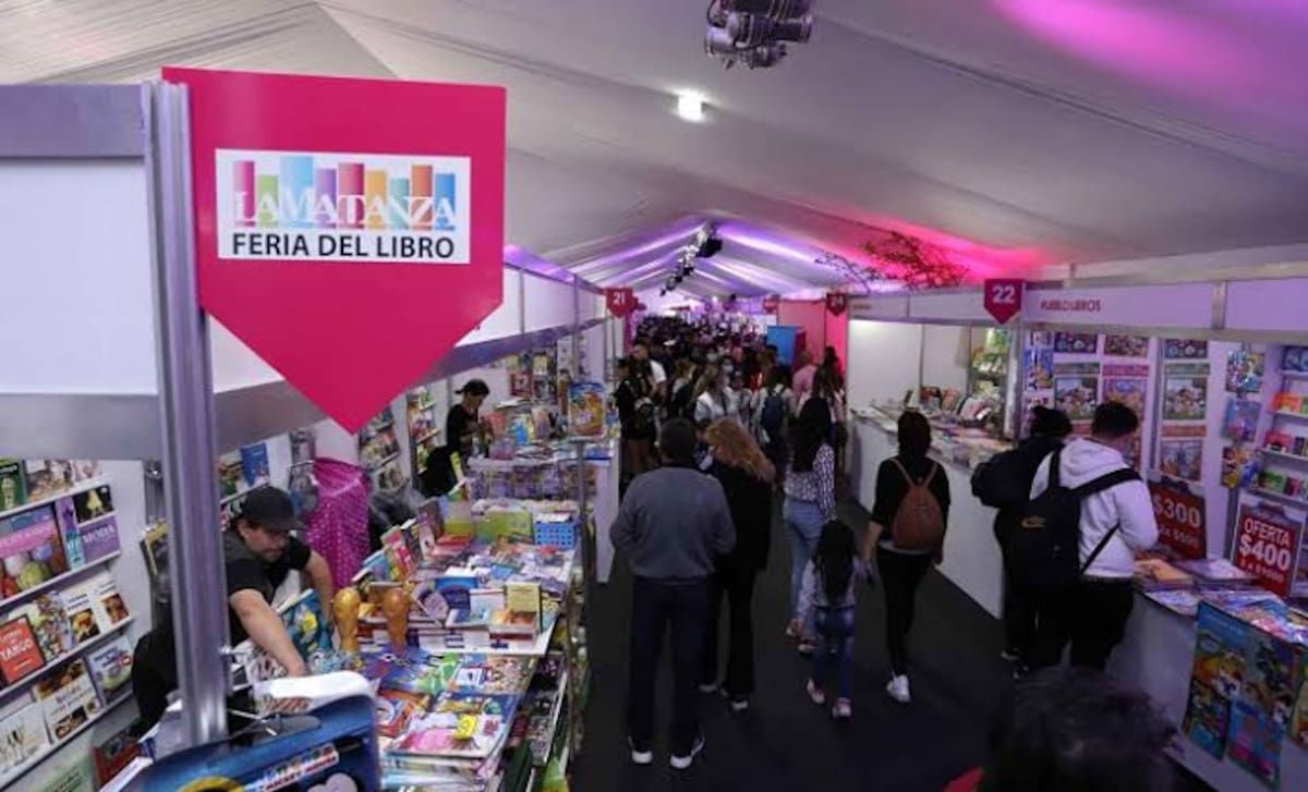 Visitantes recorren los stands de editoriales y librerías durante la Feria del Libro de La Matanza.
