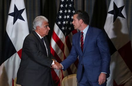 Pete Hegseth y José Raúl Mulino. Foto: REUTERS/Aris Martinez.