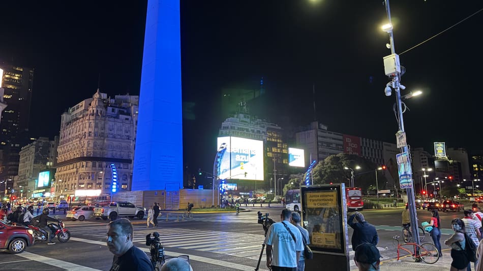 El Obelisco se iluminó por la Semana Azul 2025 para concientizar sobre el autismo.