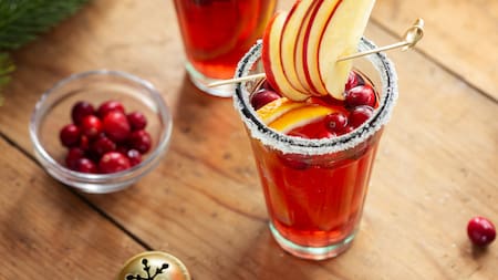 Recetas de los mejores tragos para disfrutar en estas fiestas. Foto: Freepik.