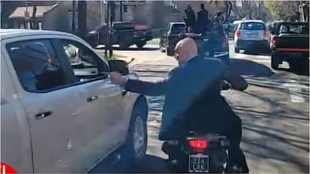 Evacuación de José Luis Espert de la caravana presidencial en Lomas de Zamora.