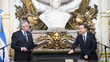 El presidente Alberto Fernández encabezó la ceremonia de juramento del nuevo ministro de Transporte, Diego Giuliano. NA
