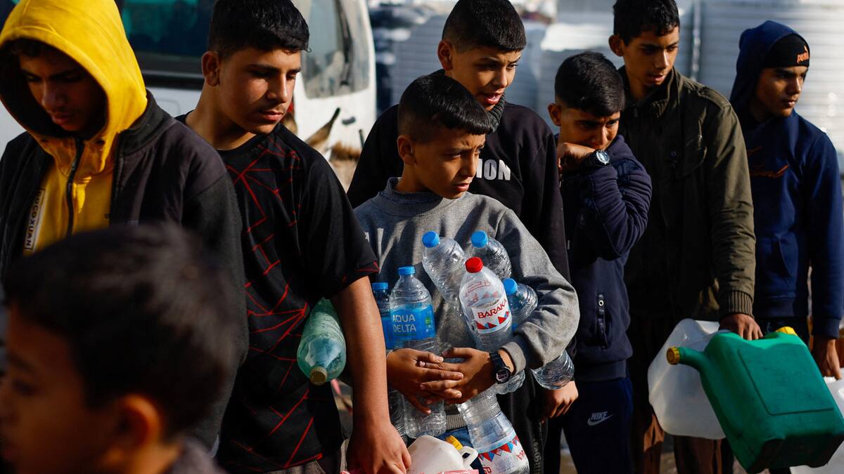 Niños buscan agua en la Franja de Gaza. Foto: Reuters