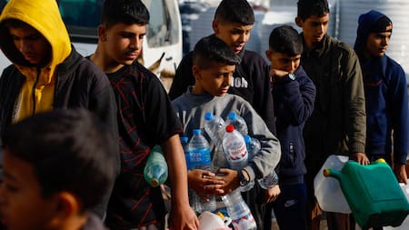 Niños buscan agua en la Franja de Gaza. Foto: Reuters