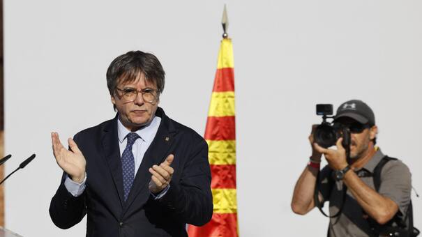 Puigdemont regresó a España tras siete años y la policía intenta dar con su paradero