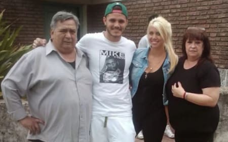 Wanda junto a Mauro Icardi y los padres del futbolista. Foto: redes sociales.