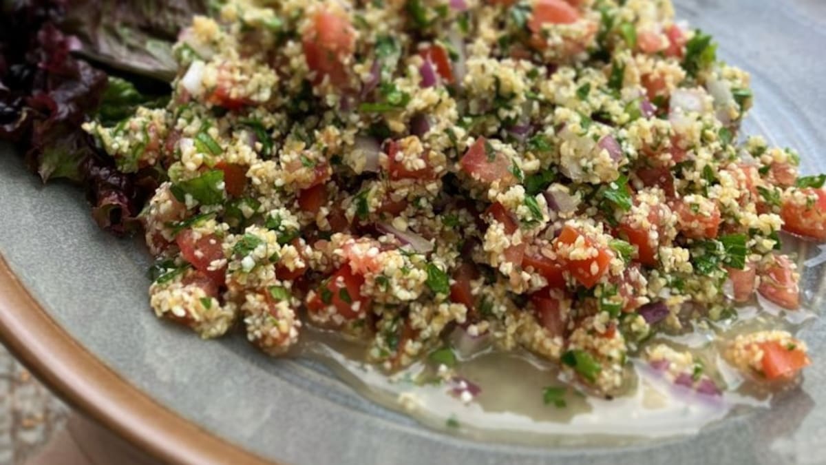 Tabule, la ensalada árabe más famosa: el sencillo paso a paso para un plato fresco y original