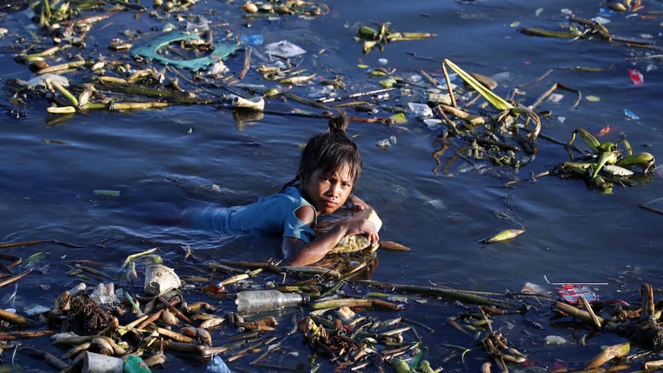 Contaminación por plásticos en el río. Foto: EFE