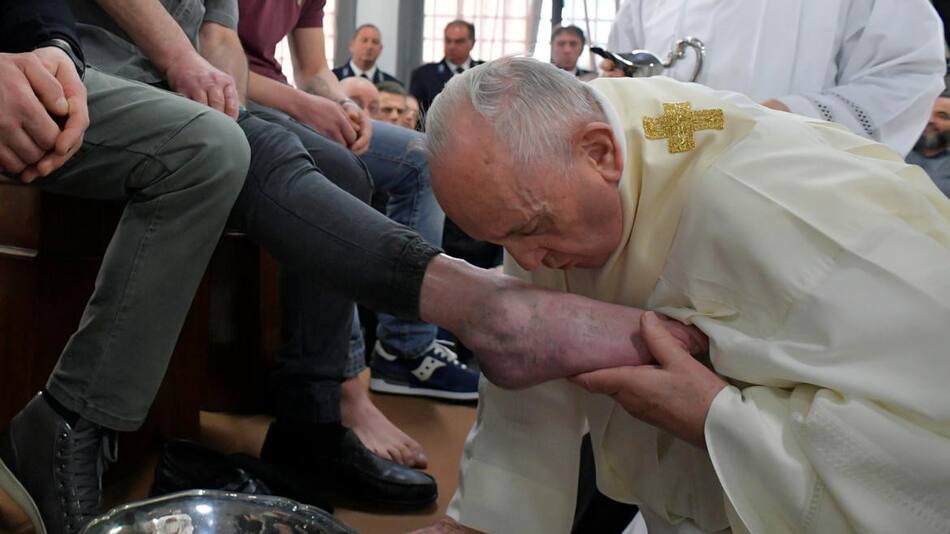 Jueves Santo: Papa Francisco lavó los pies a 12 presos en cárcel de Roma, Reuters
