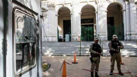 Garita policial atacada en Rosario. Foto: NA.
