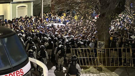 Represión policial a hinchas de Boca en Uruguay por el partido de Copa Libertadores.