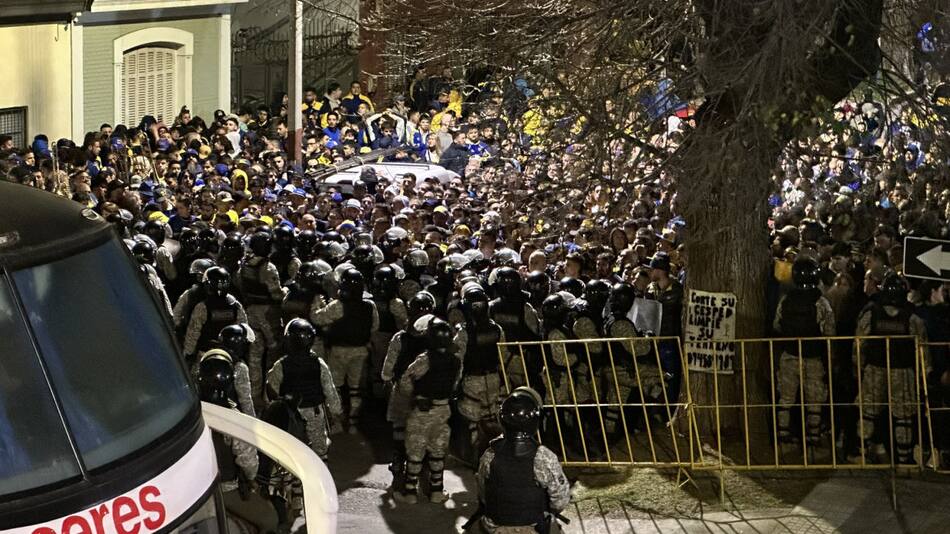 Represión policial a hinchas de Boca en Uruguay por el partido de Copa Libertadores.