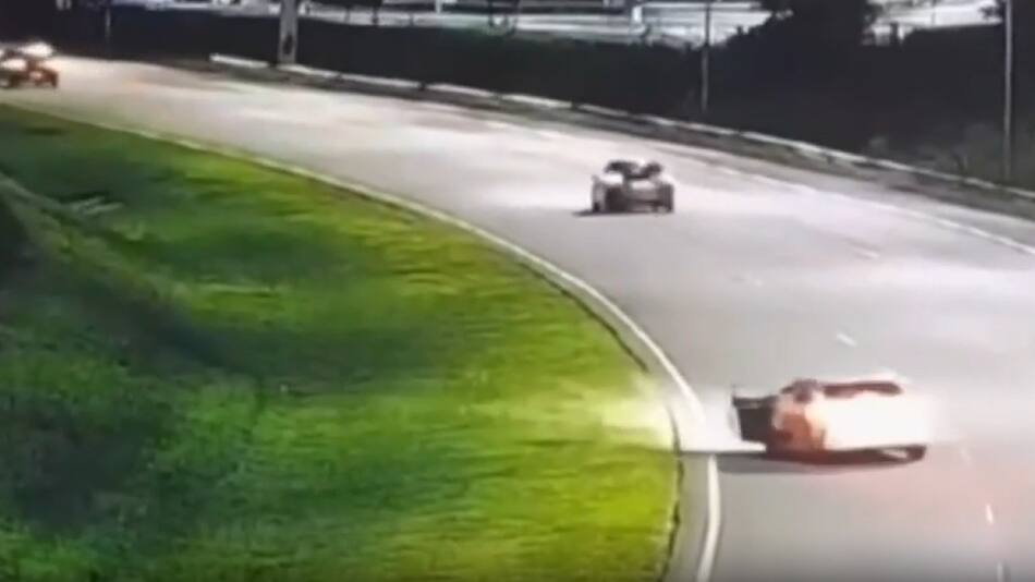 Circulaba con drogas, quiso evitar un control y arrastró a un agente de tránsito. Foto: Captura de video.