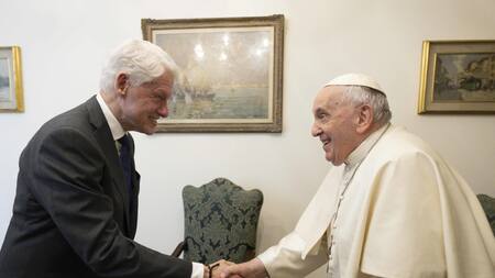 Bill Clinton con el Papa Francisco en el Vaticano. Foto: EFE.