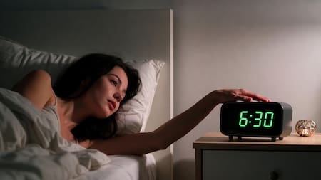¿Es bueno o malo?: el verdadero impacto de posponer la alarma del despertador, según la ciencia