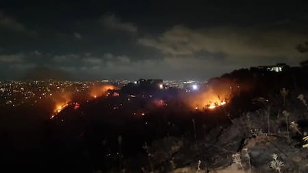 Incendio en Brasil tras la incineración de un cadáver por banda narco. Foto: Gentileza TV Globo.