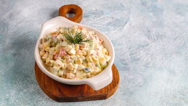 Ensalada rusa, el clásico de Navidad y Año Nuevo: cuánto tiempo dura en la heladera y cuándo hay que tirarla