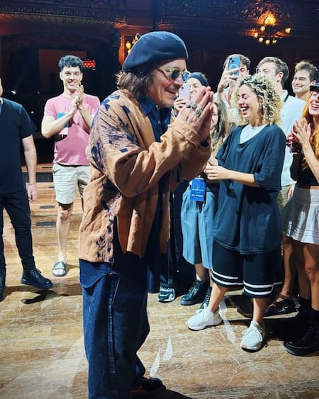 Johnny Depp visitó el Teatro Colón. Foto X @Resumidoinfo