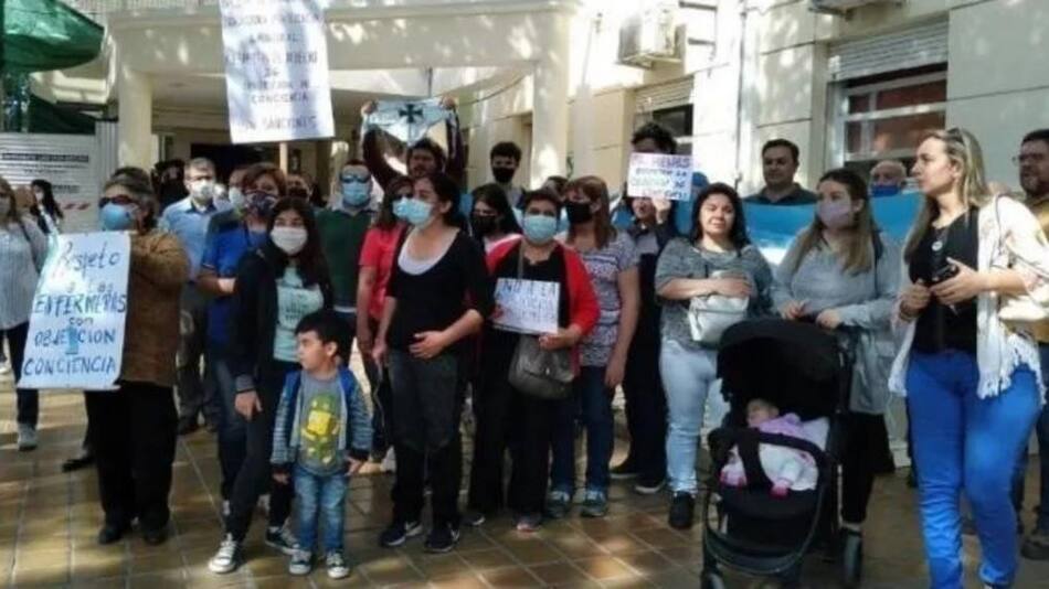 Protesta en una clínica de San Juan que sancionó a dos enfermeras por negarse a participar en un aborto. Foto: gentileza Diario Huarpe.