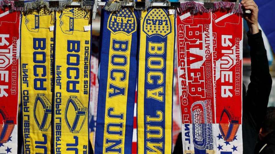 Bufandas de Boca y River en la Superfinal en Madrid (Reuters)