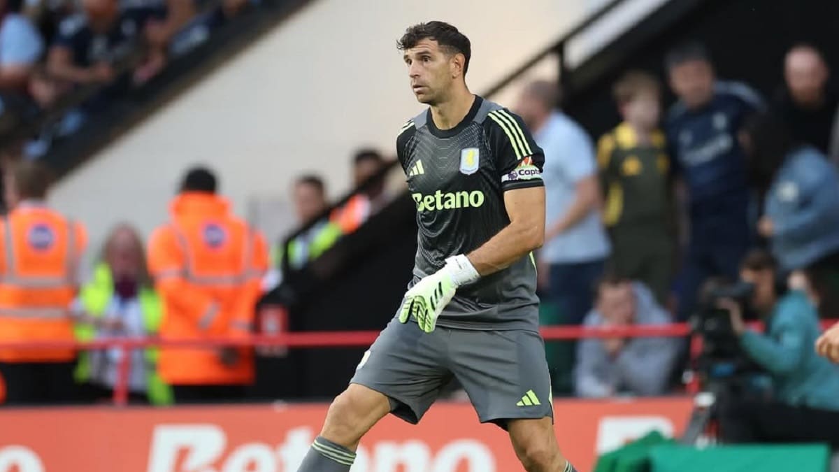 El Dibu Martínez y un futuro incierto en Aston Villa.