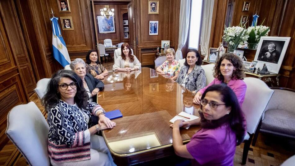 Cristina Kirchner con Comité de Expertas de la OEA. Foto: Telam.