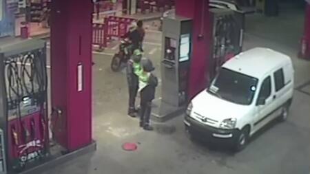 El ataque a una estación de servicio en Rosario. Foto: NA.