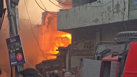 Incendio fatal en una fábrica de pintura en India. Foto: Captura de video.